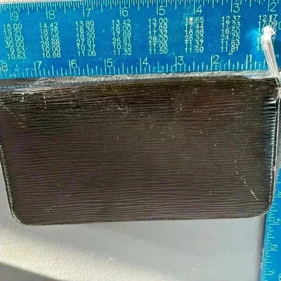 EUC Louis Vuitton Epi Noir zippy wallet full inclusion and new zipper pull - Picture 5 of 14